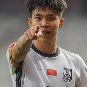 开云-国足0-4日本，王钰栋遭网暴，著名监制：150万欧身价，停球3米远